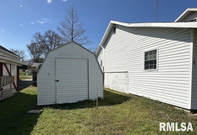 view of outbuilding featuring a lawn