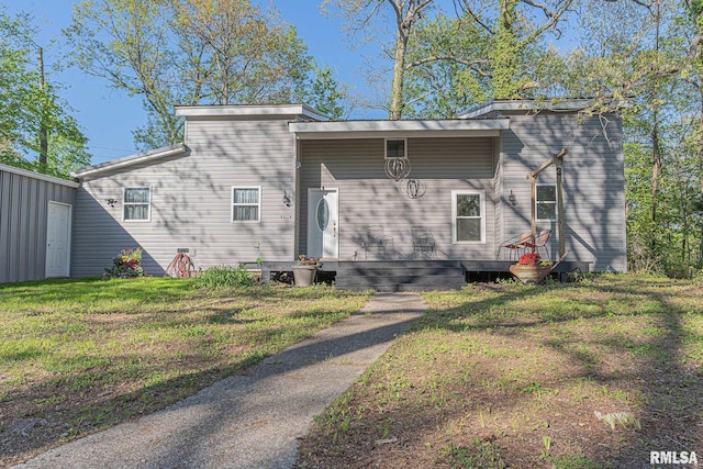 view of front of house featuring a front yard