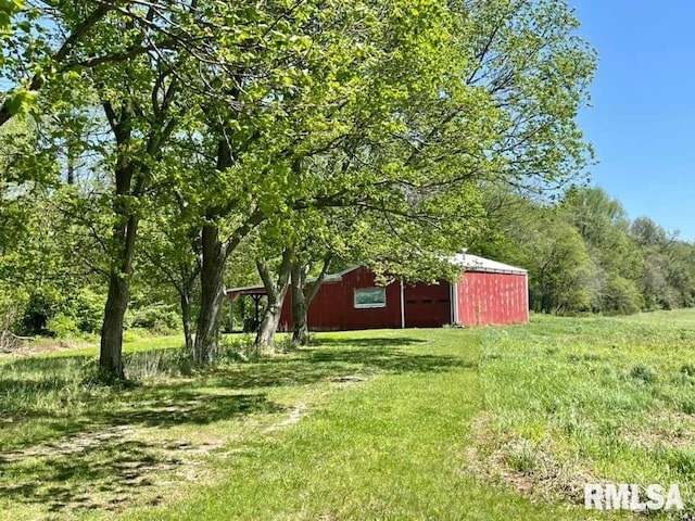 view of yard with an outdoor structure