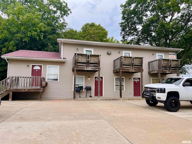 view of front of property featuring a balcony