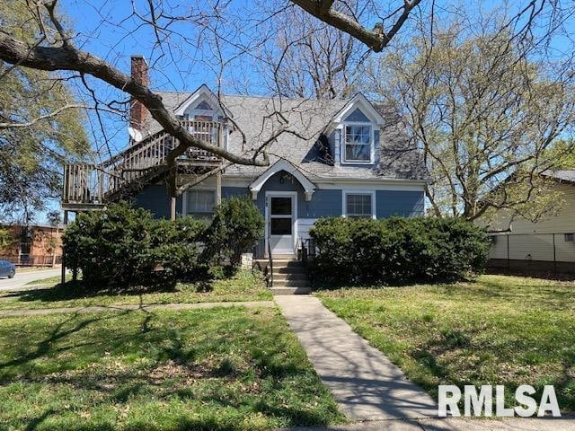 new england style home featuring a front lawn