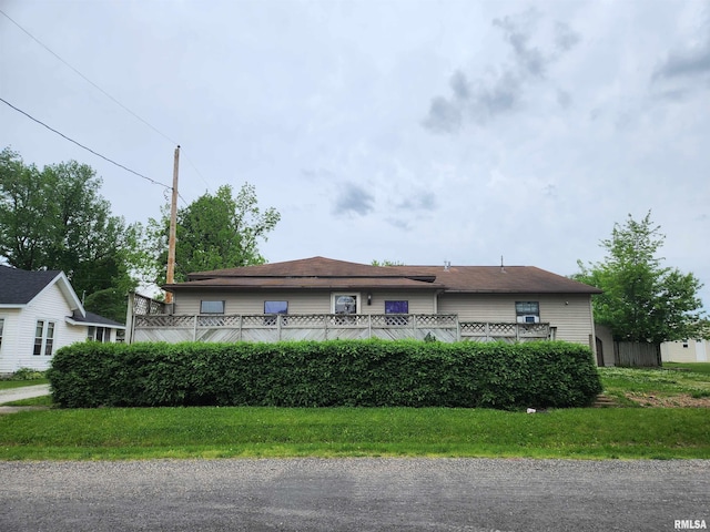 view of front of home featuring a front lawn