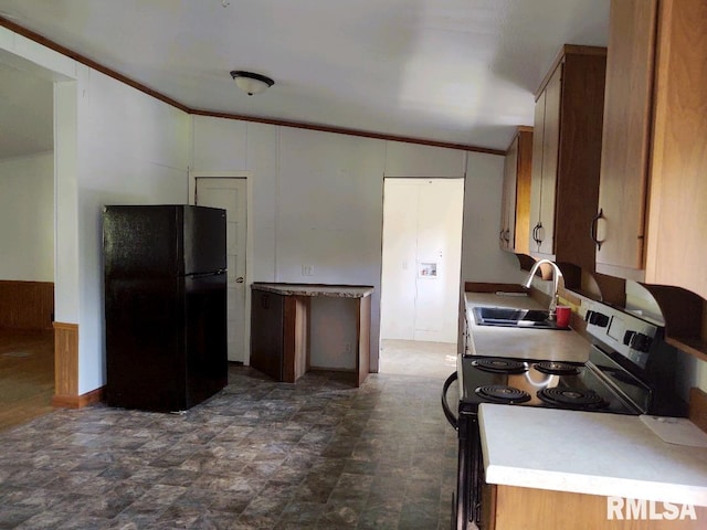 kitchen with black refrigerator, sink, crown molding, and electric range oven