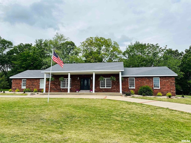 single story home featuring a front lawn