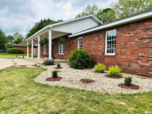 single story home with a front yard