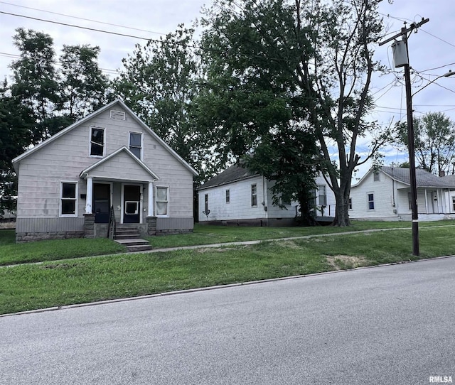 view of front of property with a front lawn