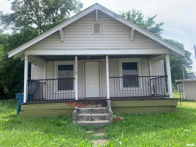 bungalow-style home featuring a front lawn and a porch