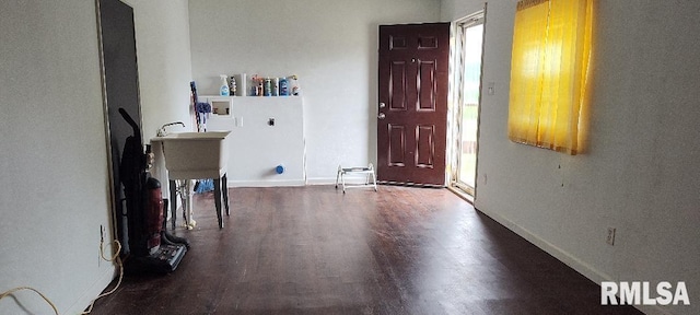 108 N Spencer St, Mounds, IL 62964 - entryway with wood finished floors and baseboards