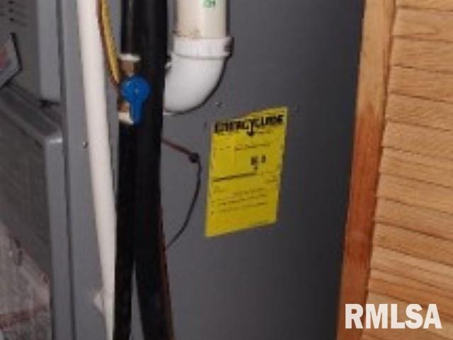 108 N Spencer St, Mounds, IL 62964 - detailed view of water heater