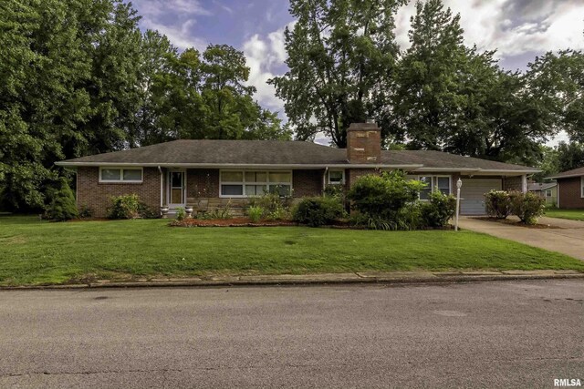 single story home featuring a front lawn