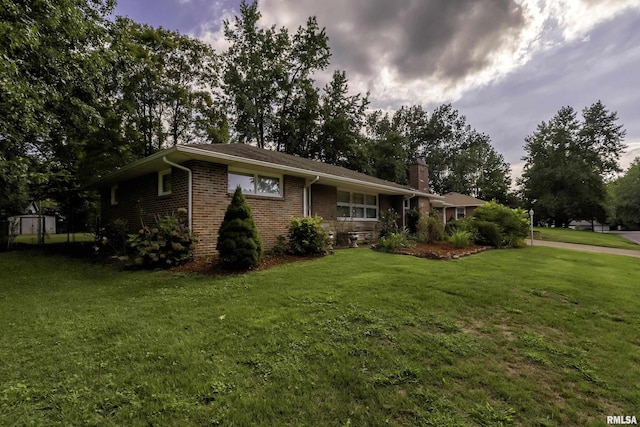 single story home featuring a front lawn