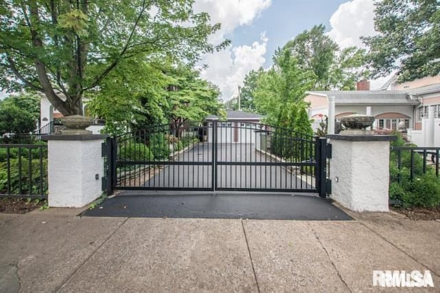 521 S Park Ave, Herrin, IL 62948 - view of gate