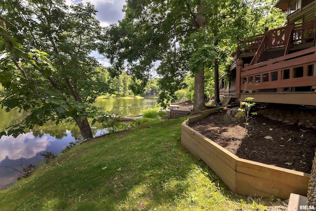 view of yard featuring a water view