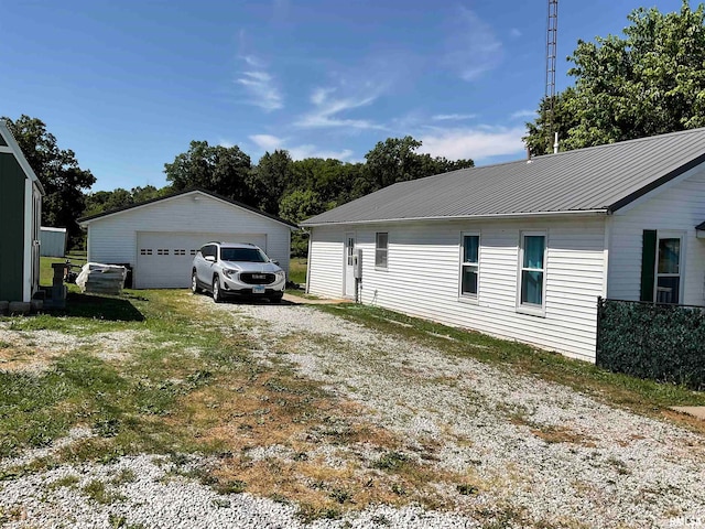 view of yard featuring a storage shed