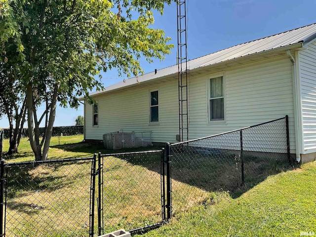 view of side of property featuring a lawn