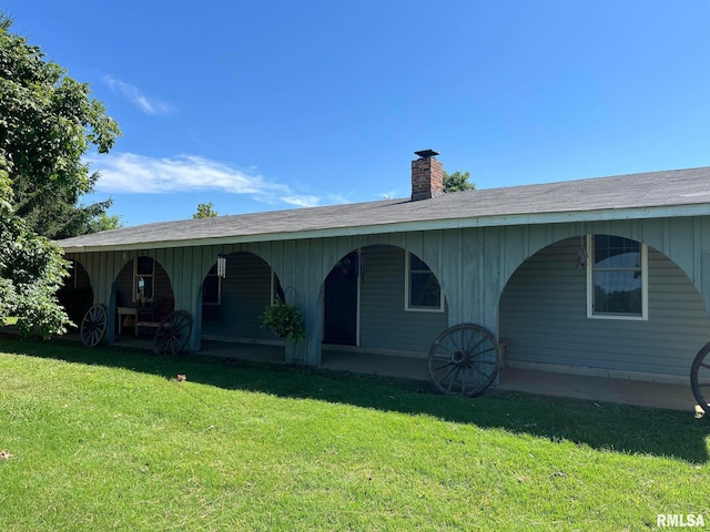 ranch-style house featuring a front yard