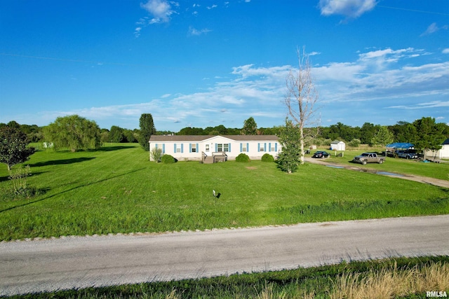 manufactured / mobile home with a front yard