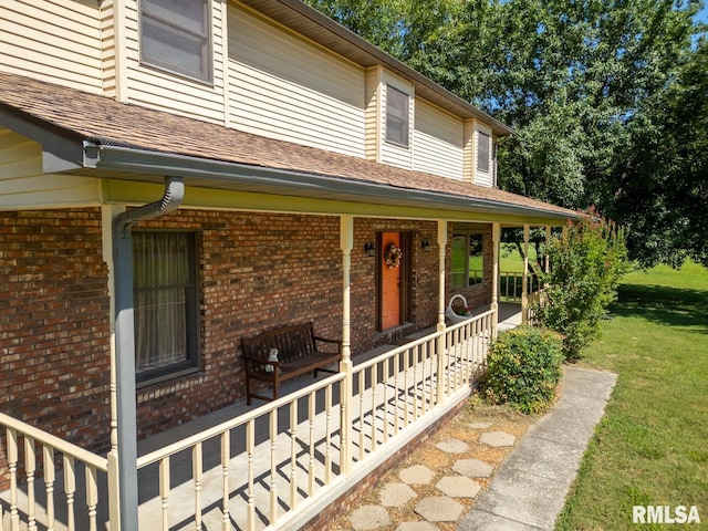 view of front facade featuring covered porch and a front yard