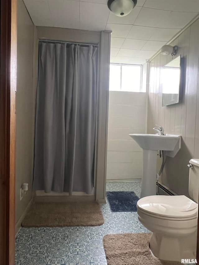 bathroom featuring a shower with shower curtain and toilet