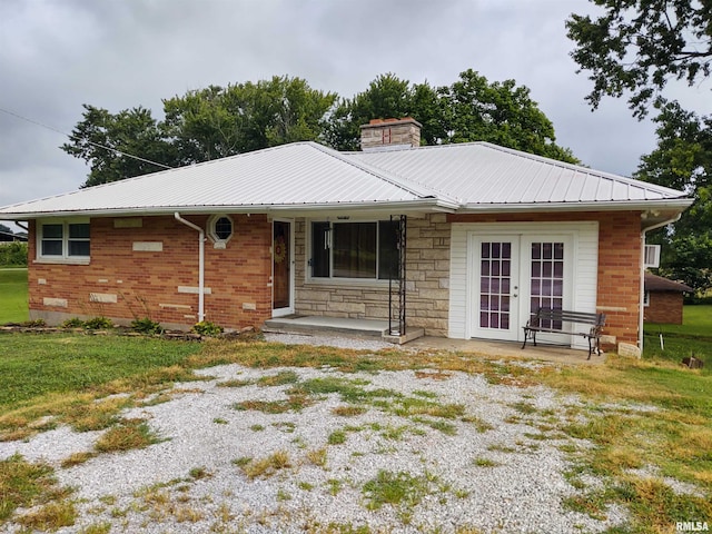 view of front of house featuring a front yard