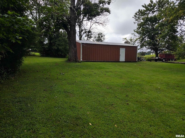 view of yard featuring an outbuilding