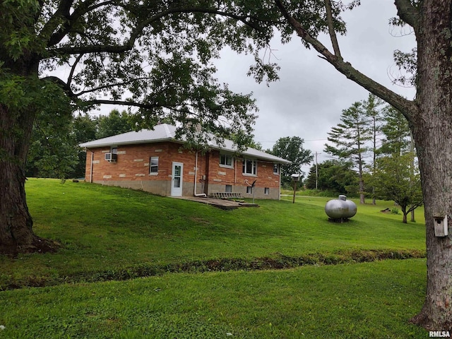 back of house featuring a lawn