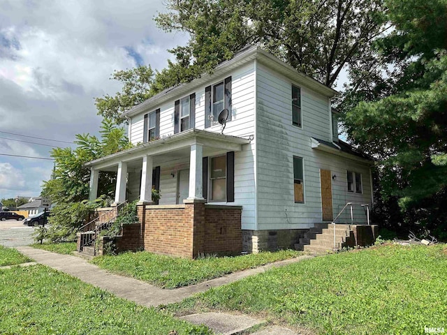 view of front of property featuring a front lawn