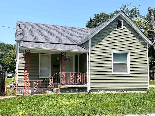 view of front of home featuring a front lawn and covered porch