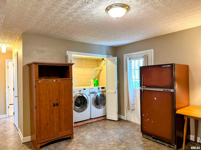 laundry room featuring a textured ceiling and independent washer and dryer