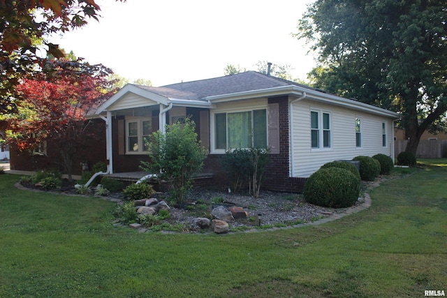 view of front of house with a front lawn