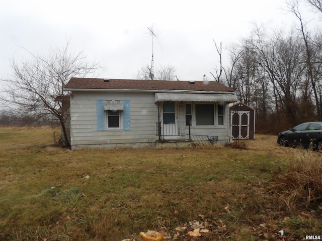 view of front of home featuring a front yard