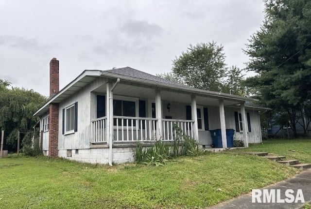 bungalow-style house featuring a front lawn and a porch