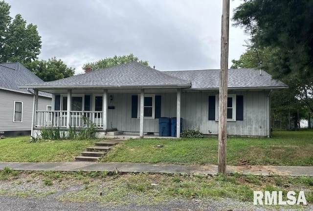 view of front of house with covered porch and a front lawn