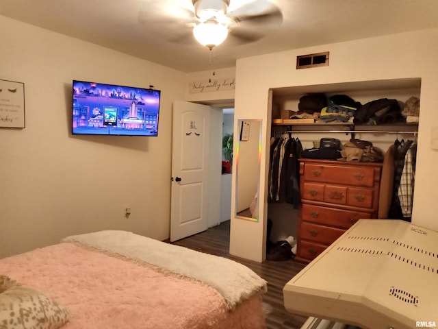 bedroom with ceiling fan, dark hardwood / wood-style flooring, and a closet