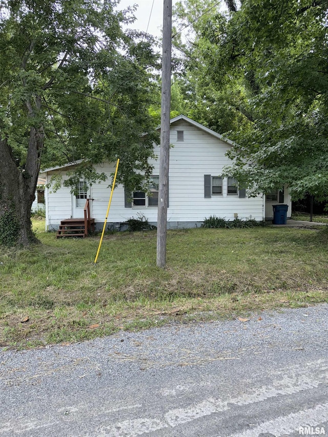 view of side of property featuring a lawn