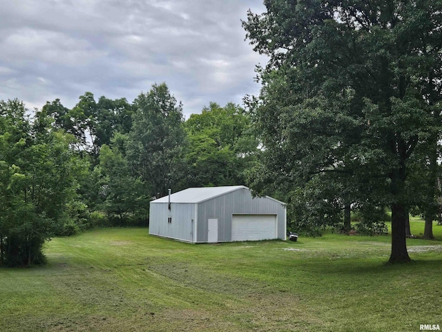 view of yard with a garage and an outdoor structure