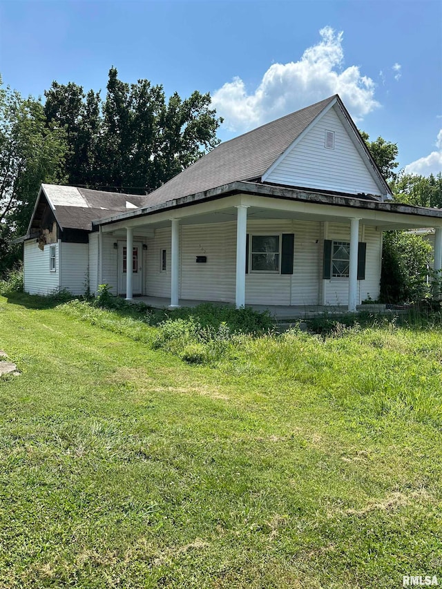 view of side of property featuring a yard