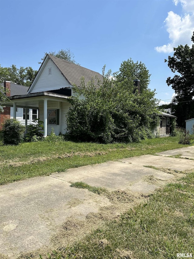 view of front facade featuring a front lawn