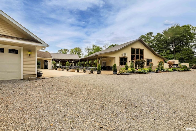 view of front facade featuring a garage