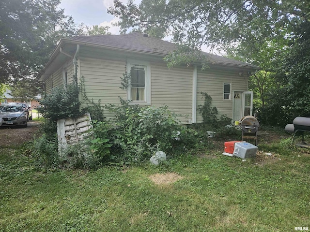 back of house featuring a lawn