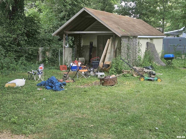 view of yard with a storage shed