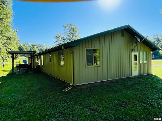 view of side of property featuring a lawn