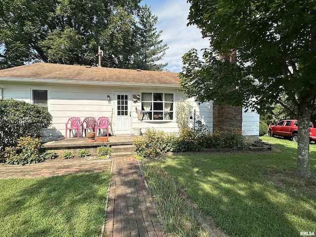 view of front of house featuring a front yard