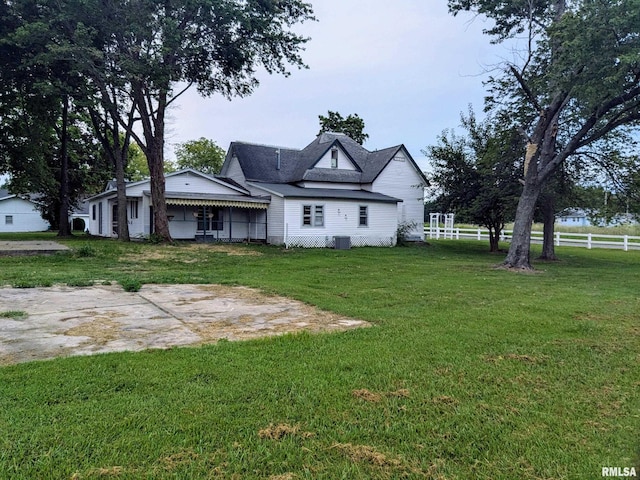 view of front of house featuring a front yard