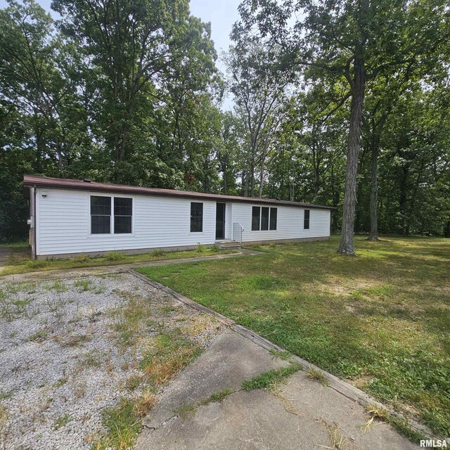 manufactured / mobile home with a front lawn