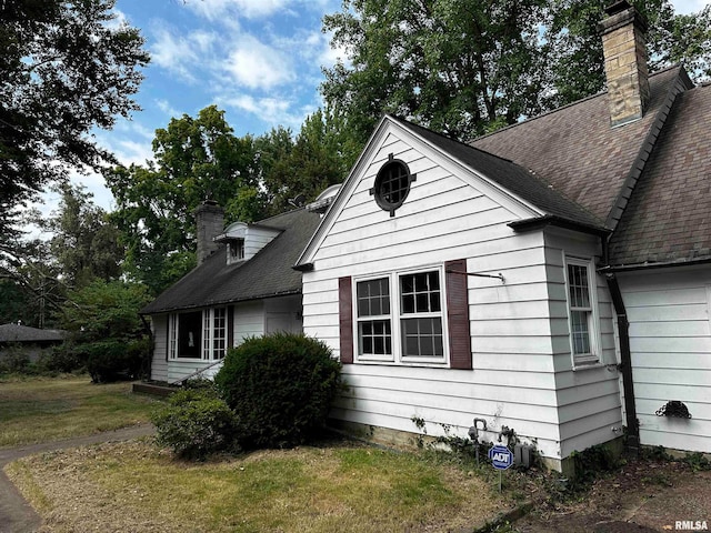 view of side of property featuring a lawn