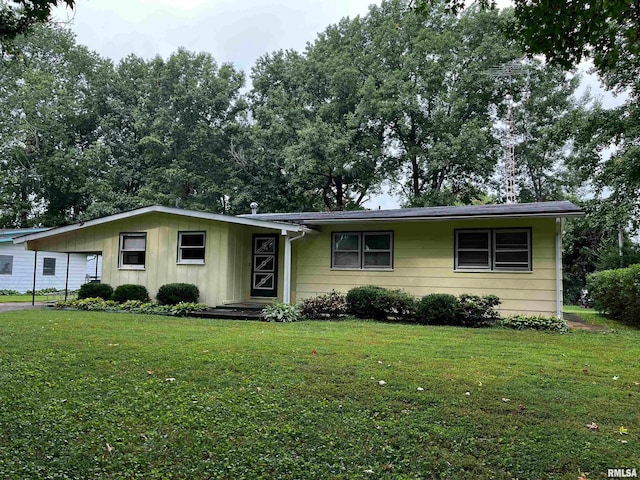 ranch-style house featuring a front lawn