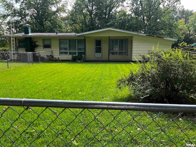 view of front of property featuring a front lawn