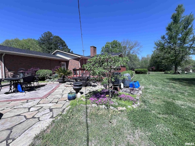 view of yard featuring a patio area