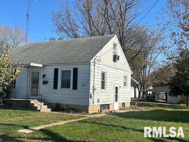 view of front of property with a front yard